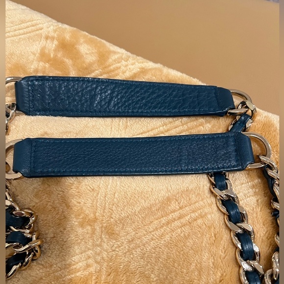 Tory Burch Hudson Bay/Navy Pebbled Leather Marion-EUC - Picture 4 of 11